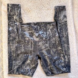 Like New! Lululemon Leggings Dark Gray with Metallic Design size 4